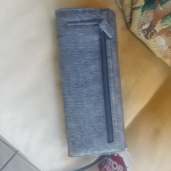 MUNDI GRAY RFID WRISTLET CLUTCH - Picture 3 of 4